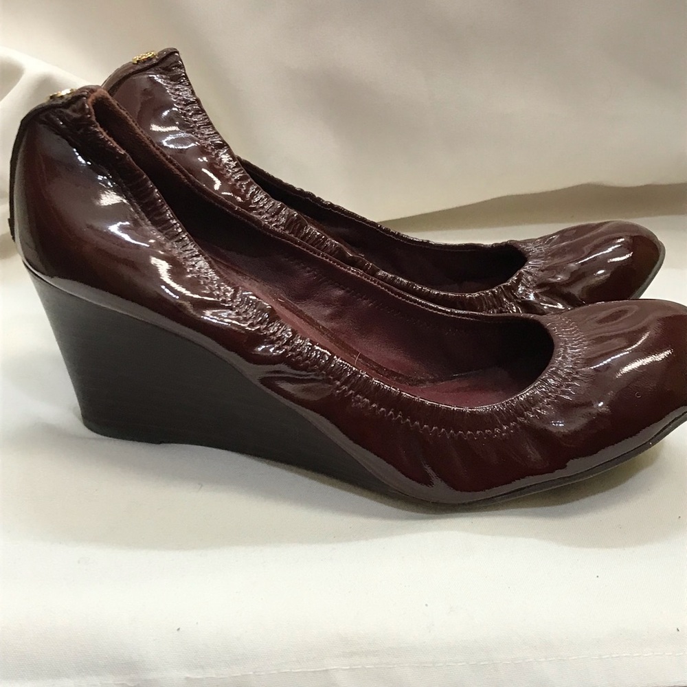 Tory Burch Eddie Maroon Patent Wedges sz 9